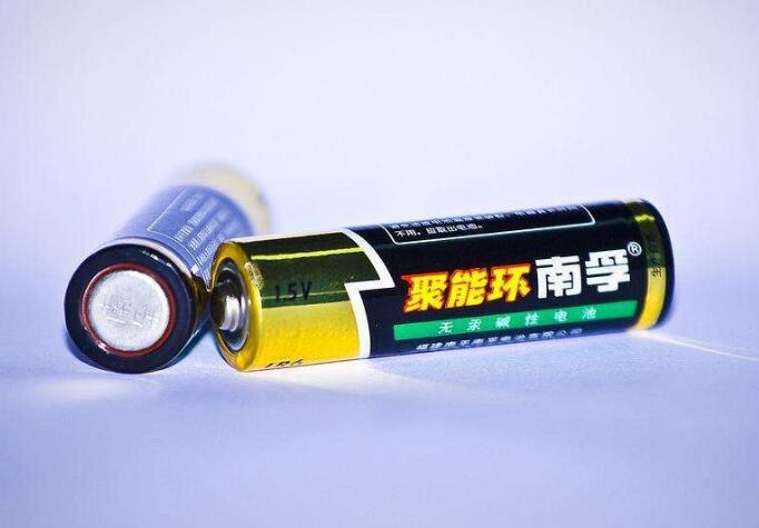經銷商在經銷關系存續期間將生產商的商標登記為企業字號并進行使用雖然有正當理由，但這種使用只是基于二者存在共同的利益關聯這一特殊關系，并不會使經銷商的企業字號具備區別于生產商的商標及字號的獨立的識別作用。在經銷關系終止后，經銷商未經權利人許可，繼續使用原企業字號并從事與權利人存在直接競爭關系的商業經營活動，主觀上存在攀附他人商譽的惡意，客觀上也會造成消費者的混淆誤認，其行為應當認定構成不正當競爭及商標侵權。如果對于商標問題有任何疑問，歡迎前來咨詢，我們可以為您提供專業的指導性意見。歡迎關注知春路知識產權商標申請網。    基本案情  福建南平南孚電池有限公司（下稱南平南孚公司）是一家成立于1988年的主要從事電池生產的大型企業，并于1991年注冊了“南孚”商標。南孚商標、南孚品牌電池及南平南孚公司獲得過一系列榮譽，在業內具有較高的知名度和品牌影響力。廈門市南孚電子科技有限公司（下稱廈門南孚公司）的前身為廈門市南孚貿易有限公司，登記成立于1997年。1998年至2003年，廈門市南孚貿易有限公司系南平南孚公司在廈門地區的總經銷商，銷售“南孚”電池等產品，并負責南孚品牌的廣告宣傳及打假工作。  廈門市南孚貿易有限公司于2010年將企業名稱變更為廈門市南孚電子科技有限公司，其經營范圍亦變更為研發、生產及銷售電池產品等。南平南孚公司起訴主張廈門南孚公司未經許可，擅自將“南孚”字樣登記為企業字號并進行商業性使用，其行為已經構成商標侵權及不正當競爭，要求廈門南孚公司承擔停止侵權、賠償損失、消除影響的法律責任。  福建省南平市中級法院經審理認為，廈門南孚公司在其生產的與“南孚”商標核準范圍相同的產品上突出使用“南孚”標識，其行為已經構成商標侵權。另外，廈門南孚公司雖曾與南平南孚公司存在經銷合作關系，但在該關系終止后仍使用“南孚”字號，構成不正當競爭。遂判決廈門南孚公司停止侵權、變更企業名稱，賠償南平南孚公司經濟損失40萬元并登報消除影響。  廈門南孚公司不服一審判決，提起上訴。福建省高級法院經審理認為，原審認定事實清楚，適用法律正確，判決并無不當，遂駁回上訴，維持原判。  法律評析  本案的爭議焦點在于廈門南孚公司系在經銷關系合作期間登記的企業字號，其對該字號的使用是否已經具備獨立的區分經營主體的資格？在經銷關系終止后，廈門南孚公司繼續使用該字號是否具有合理基礎？  首先，廈門南孚公司在經銷關系存續期間對其自身“南孚”字號的使用并不會產生獨立的權益。廈門南孚公司辯稱其企業名稱系經合法登記，無任何主觀惡意，南平南孚公司對此是默許的。且在二十幾年的經營與推廣中，廈門南孚公司已賦予“廈門南孚”全新的企業品牌價值及意義，完全區別于南平南孚公司。法院分析認為，廈門南孚公司在1997年開始登記使用“南孚”字號的企業名稱前后，系南平南孚公司在廈門地區“南孚”電池相關產品的經銷商，雙方2003年終止了經銷合作關系。在合作期間，廈門南孚公司除經銷南平南孚公司的產品外，還代為進行廣告宣傳及打假，故二者之間存在共同的利益關聯，廈門南孚公司在此期間對“南孚”品牌的商業性使用實質上均是為了維護和提升南平南孚公司的“南孚”品牌知名度。廈門南孚公司并不會因這種使用行為而使“廈門南孚”在使用中具備獨立的品牌辨識度，從而區別于“南孚”品牌。而南平南孚公司之所以在此期間默許廈門南孚公司在企業名稱中使用“南孚”字號，也是基于雙方存在經銷合作關系這一前提。  其次，廈門南孚公司在經銷關系終止后繼續登記使用“南孚”字號構成不正當競爭及商標侵權。廈門南孚公司企業名稱中最具識別性的部分應是字號“南孚”，而該字號與南平南孚公司的字號完全相同。相關消費者施以一般注意力，顯然不易區分二者屬于不存在關聯性的兩個獨立的經營主體，會造成混淆誤認。而正是由于廈門南孚公司與南平南孚公司曾經存在經銷合作關系，故廈門南孚公司對南孚名牌及該品牌與南平南孚公司之間的唯一關聯性是清楚的。在雙方的經銷合作關系終止后，在未取得南平南孚公司的明確許可下，廈門南孚公司作為同業競爭者，在后續的生產經營過程中實際上負有更高的注意義務來主動避讓，避免與南平南孚公司及南孚品牌產生混淆。但廈門南孚公司仍然繼續使用“南孚”字號，并在2010年將企業名稱變更為目前使用的含有“南孚”字號的名稱。由于廈門南孚公司并沒有能夠證明“廈門南孚”經過其使用已經具備獨立的品牌價值且能夠與南平南孚公司及南孚品牌進行區分，故廈門南孚公司對“南孚”字號的使用主觀上是為了攀附南平南孚公司商譽和搭南孚品牌的便車，客觀上也會造成消費者對這兩家存在關聯或其他品牌許可關系的混淆誤認。  綜合以上分析，可以認定廈門南孚公司登記含有“南孚”字號的企業名稱并進行商業使用的行為構成不正當競爭及商標侵權。廈門南孚公司有關其企業名稱登記合法，使用具有正當性的理由顯然不能成立。