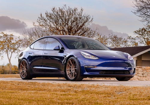 阿迪達斯和特斯拉因Model 3標志陷入商標爭執