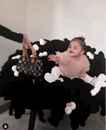 一歲開蘭博基尼、LV隨便玩,億萬富婆寵上天的孩子,連商標(biāo)都獨(dú)一無二! 一歲開蘭博基尼、LV隨便玩,億萬富婆寵上天的孩子,連商標(biāo)都獨(dú)一無二!