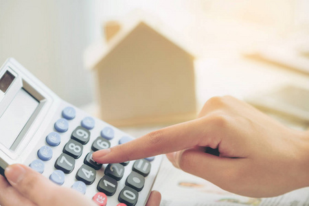 加油費(fèi)計(jì)入哪個(gè)會(huì)計(jì)科目(出差加油費(fèi)計(jì)入什么科目)